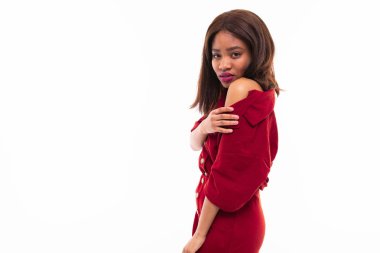 Arka planda etkileyici güzel Afro-Amerikan kız portresi