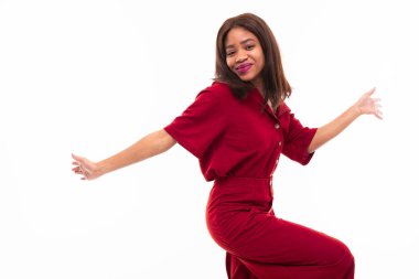 ellerini gesticulating koyu tenli büyüleyici genç kız portresi