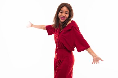 ellerini gesticulating koyu tenli büyüleyici genç kız portresi