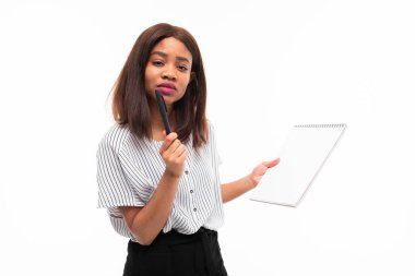 büyüleyici koyu tenli genç kız arka planda izole uçak masasında smth açıklamak