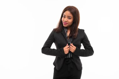 ekspresyonel koyu tenli genç smilling possing ve gesticulate beyaz arka plan üzerinde izole