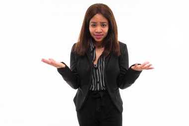 hoş koyu tenli genç smilling possing ve gesticulate beyaz arka plan üzerinde izole