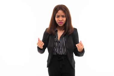 ekspresyonel koyu tenli genç smilling possing ve gesticulate beyaz arka plan üzerinde izole