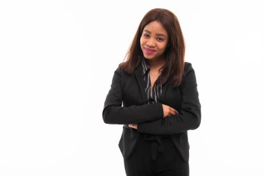 ekspresyonel koyu tenli genç smilling possing ve gesticulate beyaz arka plan üzerinde izole