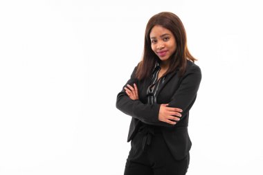 ekspresyonel koyu tenli genç smilling possing ve gesticulate beyaz arka plan üzerinde izole