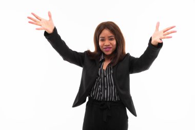 ekspresyonel koyu tenli genç smilling possing ve gesticulate beyaz arka plan üzerinde izole