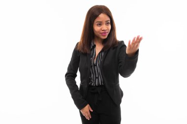 hoş koyu tenli genç smilling possing ve gesticulate beyaz arka plan üzerinde izole