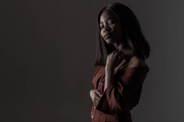 Siyah arka plan üzerinde possing güzel bir doğal genç Afrikalı kadın Portresi