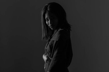 Siyah arka plan üzerinde possing güzel bir doğal genç Afrikalı kadın Portresi