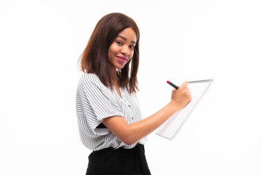 büyüleyici koyu tenli genç kız arka planda izole uçak masasında smth açıklamak