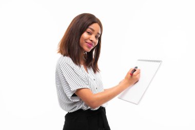 büyüleyici koyu tenli genç kız arka planda izole uçak masasında smth açıklamak