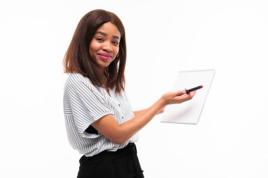 büyüleyici koyu tenli genç kız arka planda izole uçak masasında smth açıklamak