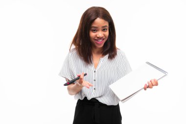 büyüleyici koyu tenli genç kız arka planda izole uçak masasında smth açıklamak