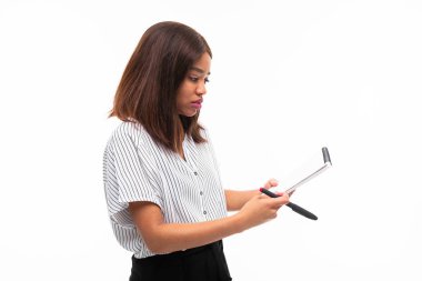 büyüleyici koyu tenli genç kız arka planda izole uçak masasında smth açıklamak