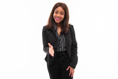 hoş koyu tenli genç smilling possing ve gesticulate beyaz arka plan üzerinde izole