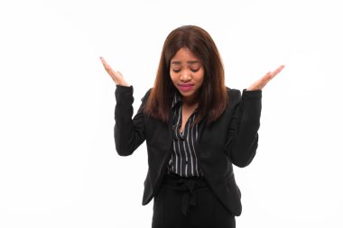 ekspresyonel koyu tenli genç smilling possing ve gesticulate beyaz arka plan üzerinde izole