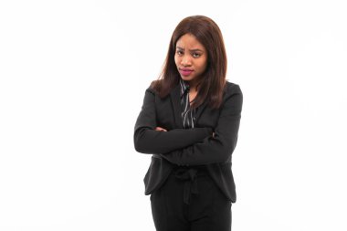 hoş koyu tenli genç smilling possing ve gesticulate beyaz arka plan üzerinde izole