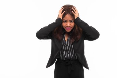 ekspresyonel koyu tenli genç smilling possing ve gesticulate beyaz arka plan üzerinde izole