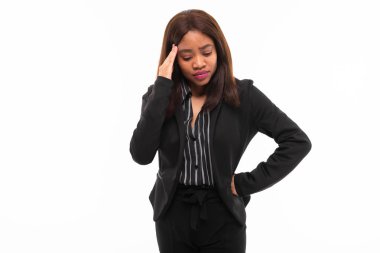 hoş koyu tenli genç smilling possing ve gesticulate beyaz arka plan üzerinde izole