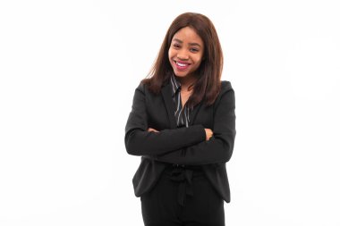 ekspresyonel koyu tenli genç smilling possing ve gesticulate beyaz arka plan üzerinde izole