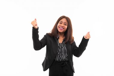 ekspresyonel koyu tenli genç smilling possing ve gesticulate beyaz arka plan üzerinde izole