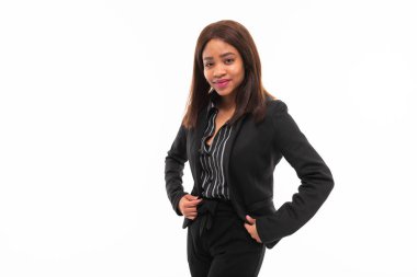 ekspresyonel koyu tenli genç smilling possing ve gesticulate beyaz arka plan üzerinde izole