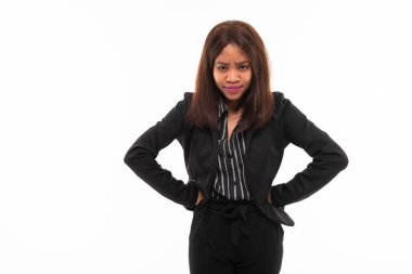 ekspresyonel koyu tenli genç smilling possing ve gesticulate beyaz arka plan üzerinde izole