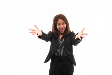 ekspresyonel koyu tenli genç smilling possing ve gesticulate beyaz arka plan üzerinde izole