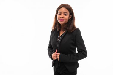 ekspresyonel koyu tenli genç smilling possing ve gesticulate beyaz arka plan üzerinde izole