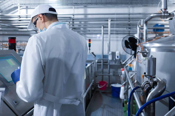 Homme en robe blanche et une casquette faire une configuration de l'écran numérique — Photo