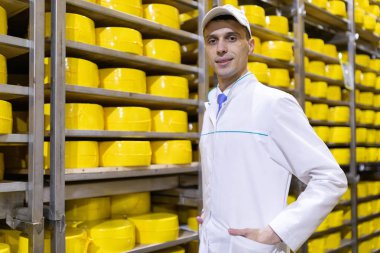 Mandıra fabrikasıüretim bölümünde duran müfettiş portresi ve redy üretimi görünümü