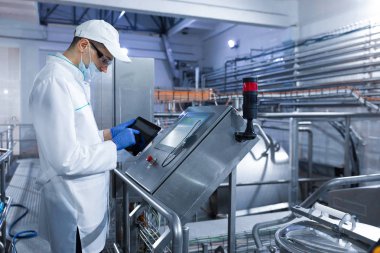 beyaz bir cüppe ve bir kap adam dijital ekran yapılandırmak yapmak