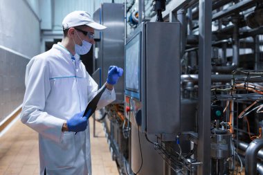 beyaz bir cüppe ve bir kap adam dijital ekran yapılandırmak yapmak