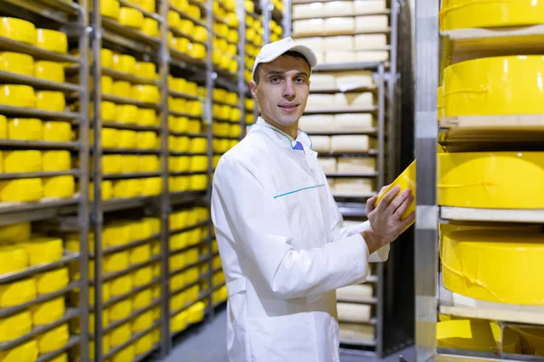 Portret van inspecteur staande op productieafdeling van zuivelfabriek en kijk op Redy Production — Stockfoto