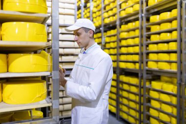 Mandıra fabrikasıüretim bölümünde duran müfettiş portresi ve redy üretimi görünümü