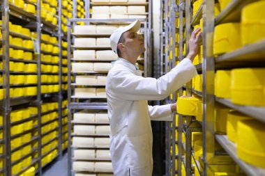 Mandıra fabrikasıüretim bölümünde duran müfettiş portresi ve redy üretimi görünümü