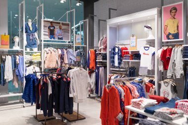 Minsk, Belarus-Mayıs 29, 2019: Collins mağaza iç çekim