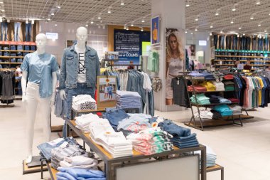 Minsk, Belarus-29 Mayıs 2019: salonda duran aptallar iç çekim