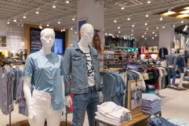 Minsk, Belarus-29 Mayıs 2019: salonda duran aptallar iç çekim