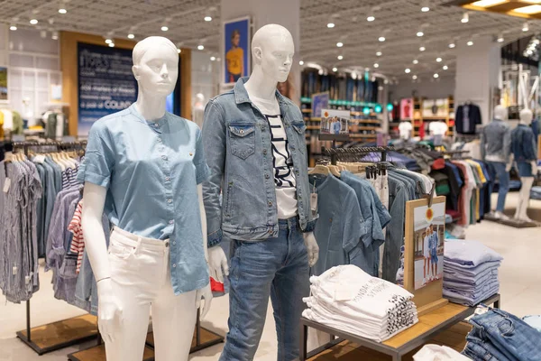 Minsk, Belarus-29 Mayıs 2019: salonda duran aptallar iç çekim