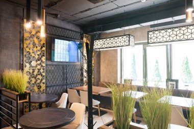Minsk, Beyaz Rusya - 29 Mayıs 2019: Sabah güneş ışığında modern bir şehir restoranının içi