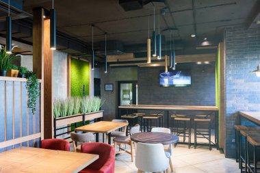 Minsk, Beyaz Rusya - 29 Mayıs 2019: Sabah güneş ışığında modern bir şehir restoranının içi