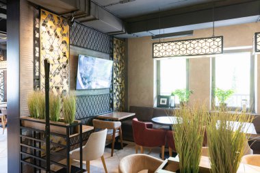 Minsk, Beyaz Rusya - 26 Nisan 2019: modern restoranın iç çekimi