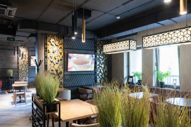 Minsk, Beyaz Rusya - 26 Nisan 2019: modern restoranın iç çekimi