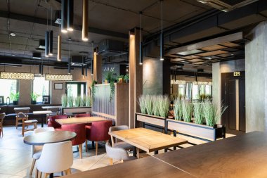 Minsk, Beyaz Rusya - 29 Mayıs 2019: Sabah güneş ışığında modern bir şehir restoranının içi