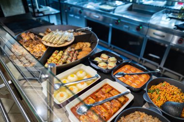 Minsk, Beyaz Rusya - 29 Mayıs 2019: restoranın self servis bölgesinde yemek ile show-windows yakın çekim