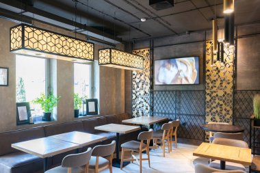 Minsk, Beyaz Rusya - 29 Mayıs 2019: Sabah güneş ışığında modern bir şehir restoranının içi