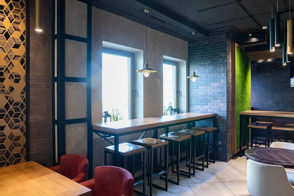 Minsk, Beyaz Rusya - 29 Mayıs 2019: Sabah güneş ışığında modern bir şehir restoranının içi