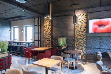 Minsk, Beyaz Rusya - 29 Mayıs 2019: Sabah güneş ışığında modern bir şehir restoranının içi