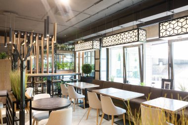 Minsk, Beyaz Rusya - 29 Mayıs 2019: Sabah güneş ışığında modern bir şehir restoranının içi